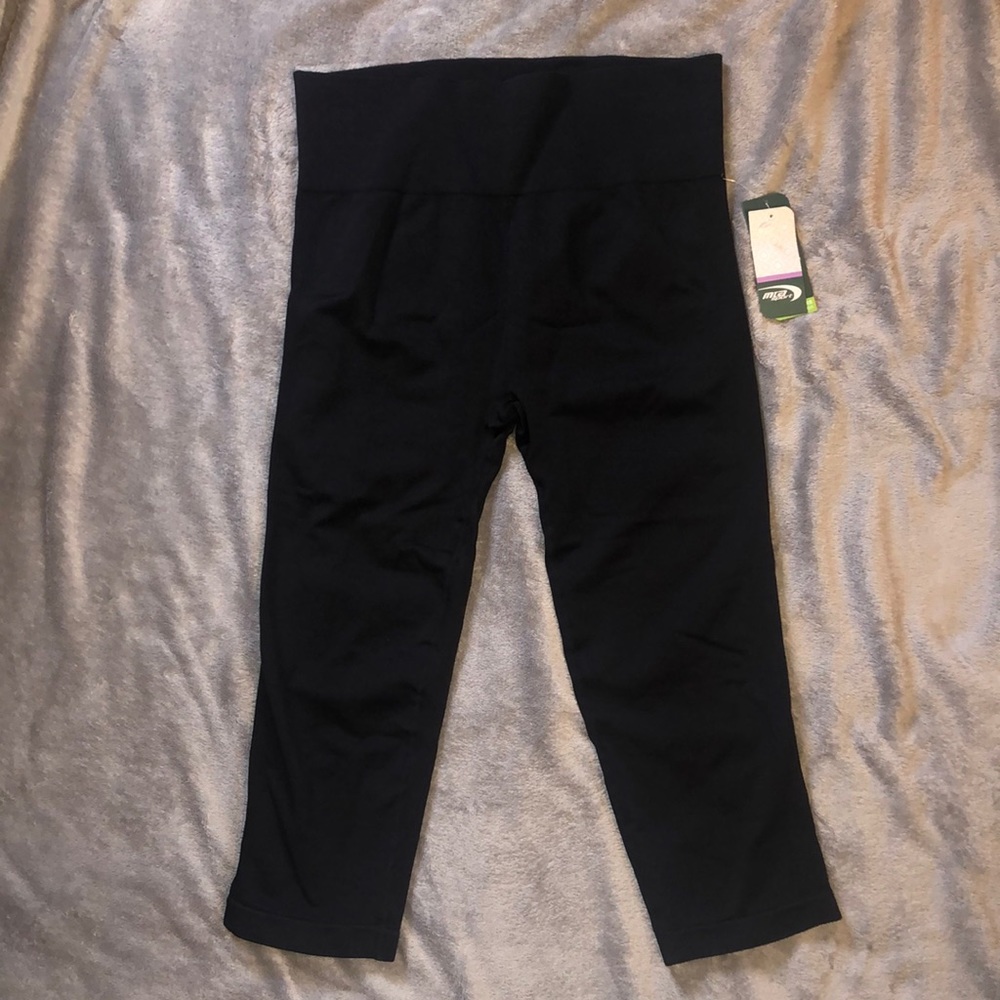 NWT — mta sport active capri legging